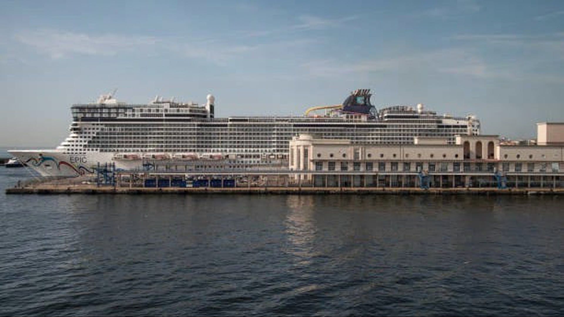 Video: Mutter und Tochter gestrandet, als Kreuzfahrtschiff aus dem Hafen ausläuft