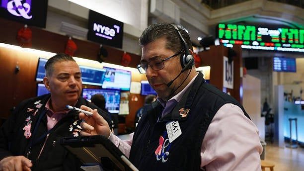 Video: Globale Aktien fallen, da anhaltende KI-Sorgen die Weltmärkte erschüttern