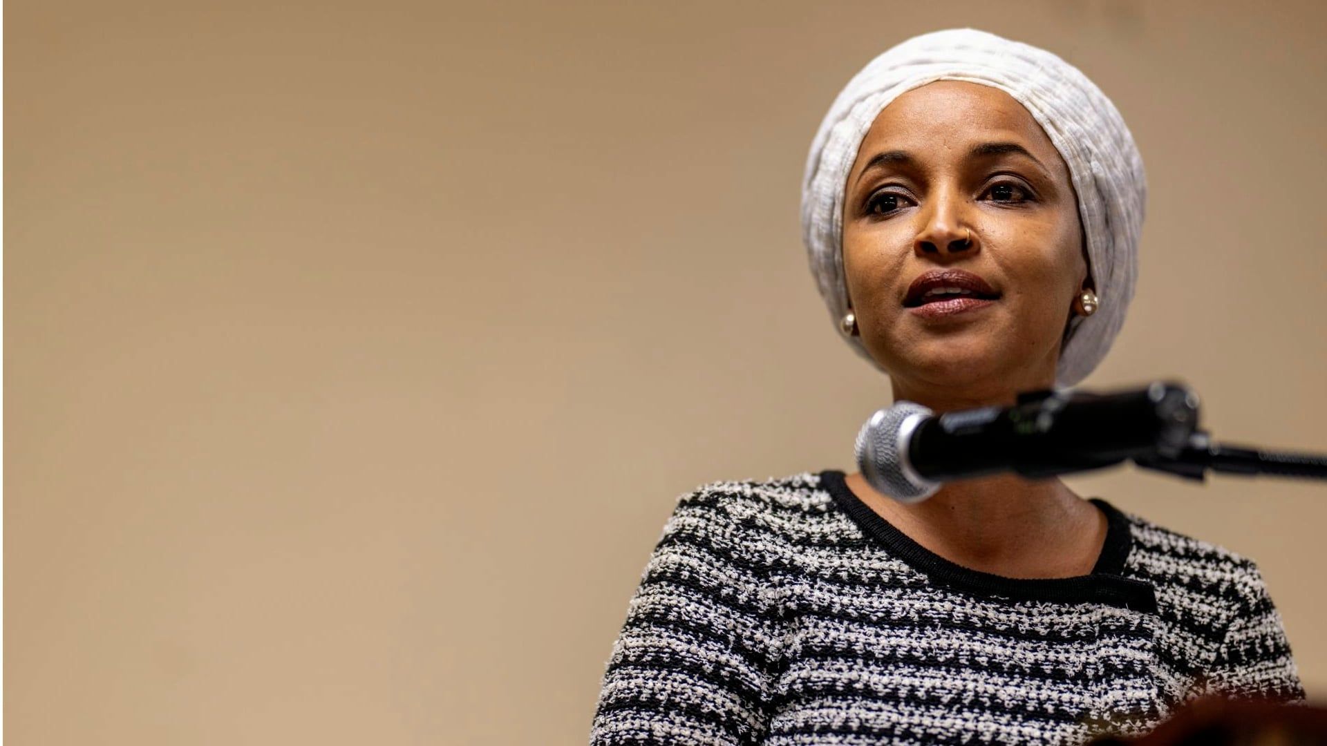 Video: Essig-Attacke auf Abgeordnete Omar: Mann wegen Körperverletzung angeklagt