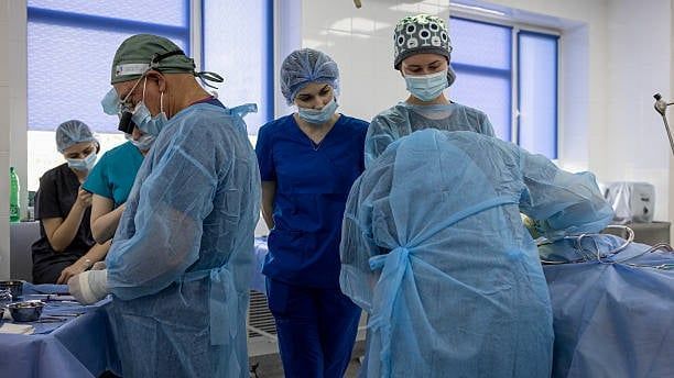 Video: Empfehlung plastischer Chirurgen: Geschlechtsangleichende Eingriffe erst ab 19