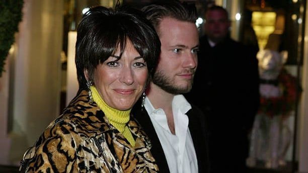 Video: Maxwell verweigert Fragen von Abgeordneten und fordert Begnadigung