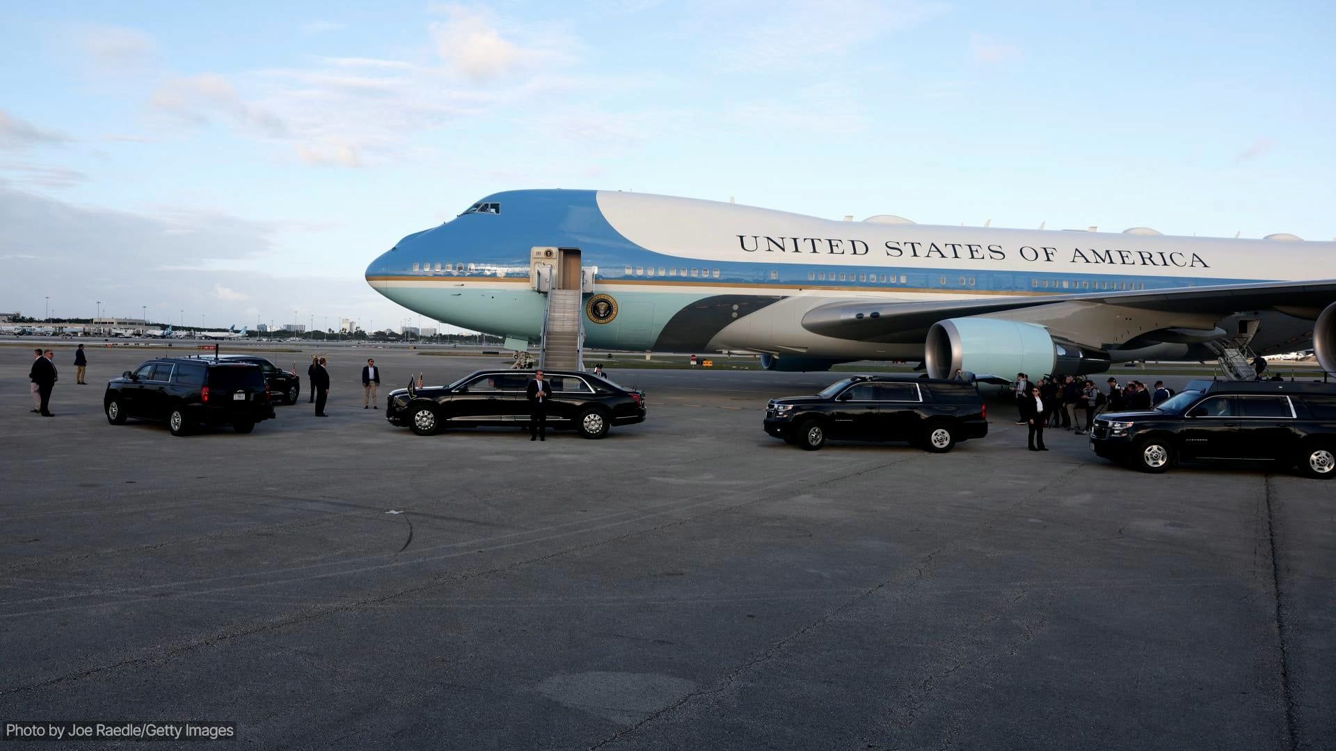 Video: Ron DeSantis Unterzeichnet Gesetz Zur Umbenennung Des Flughafens Palm Beach Nach Trump
