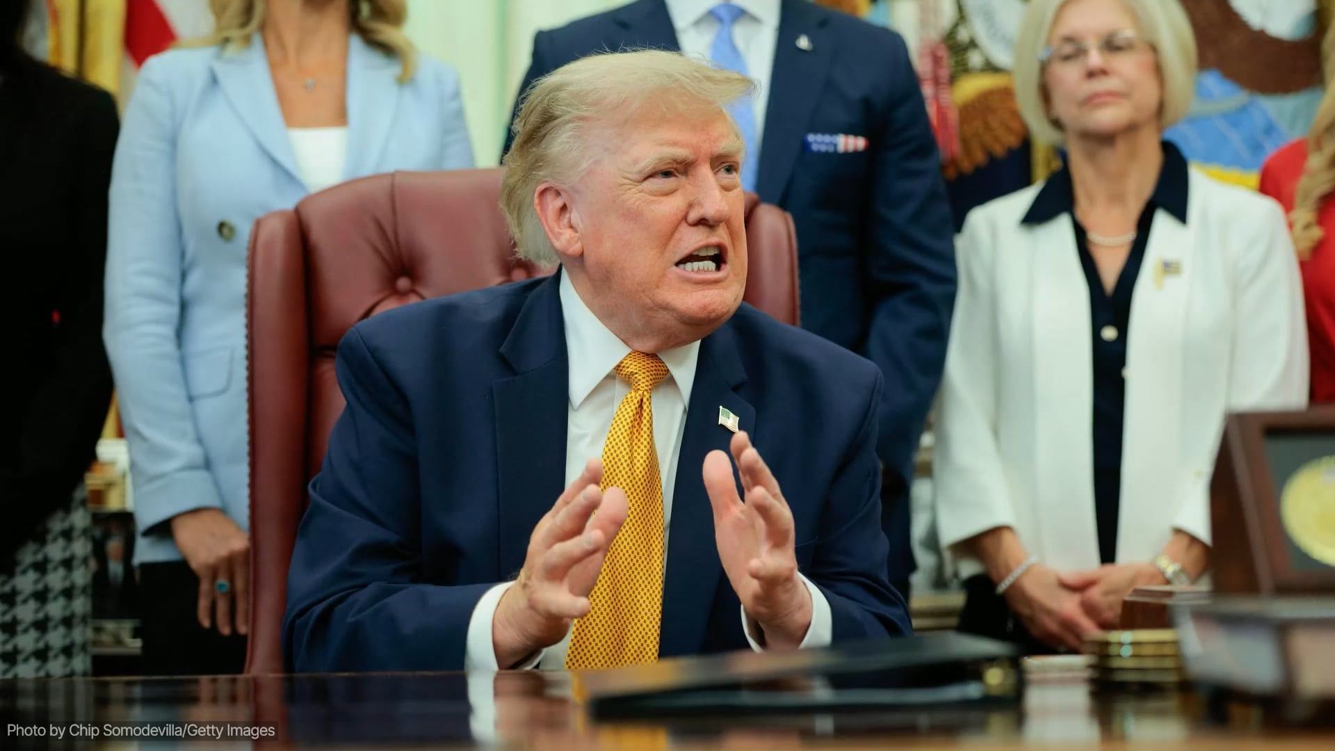 Video: Trump Unterzeichnet Zum Zweiten Mal Anordnungen, Die Das Geburtsortsprinzip Einschränken