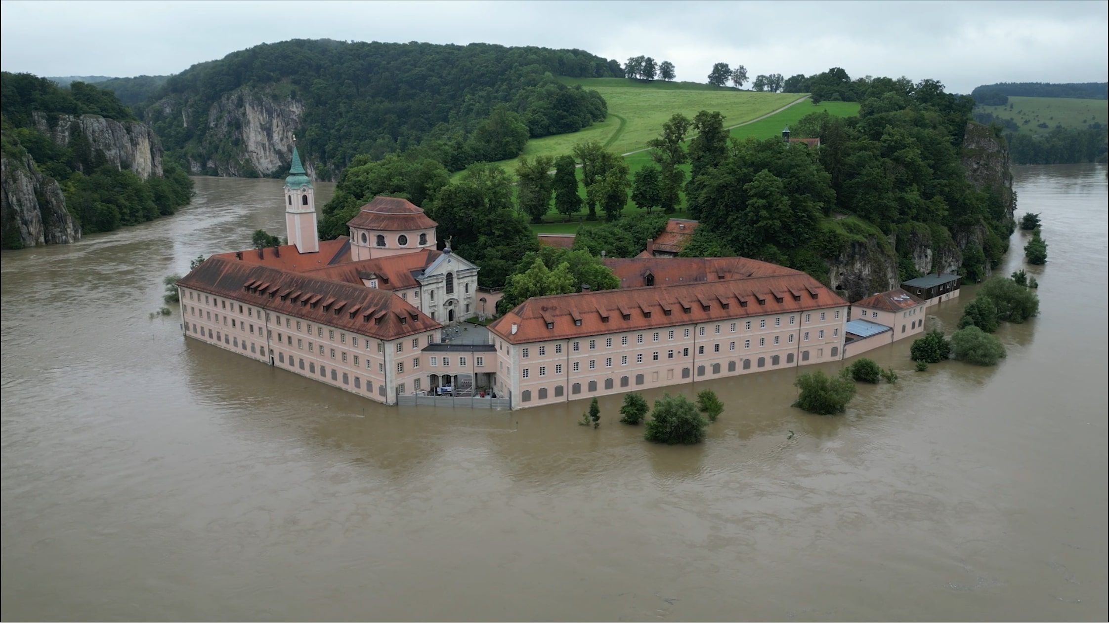 Jahrhunderthochwasser an der Donau befürchtet: Feuerwehr errichtet mobile Deiche