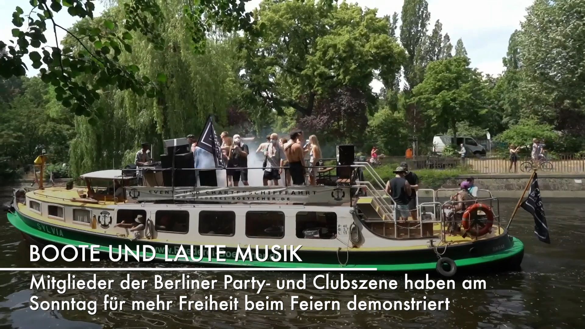 Im Partyboot für Clubs – Berliner demonstrieren fürs Feiern Im Partyboot für Clubs – Berliner demonstrieren fürs Feiern