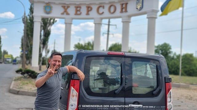 Video: Mit dem Feuerlöscher in den Krieg