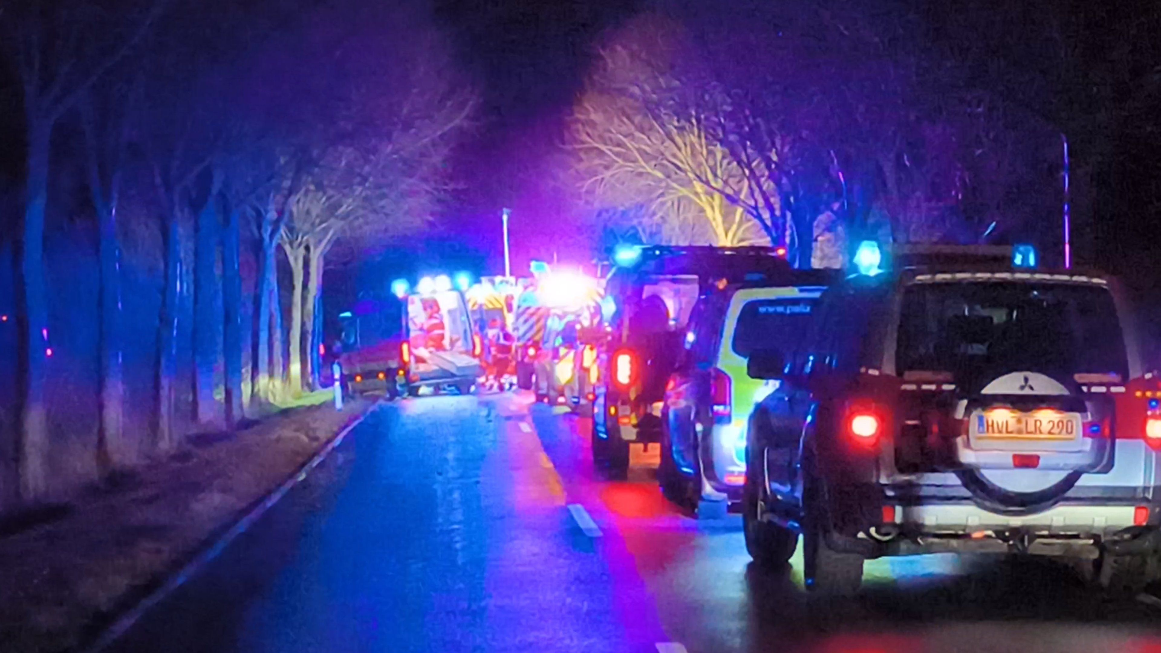 Video: Schwerer Verkehrsunfall auf Landstraße bei Friesack, mehrere Notärzte und Hubschrauber im Einsatz