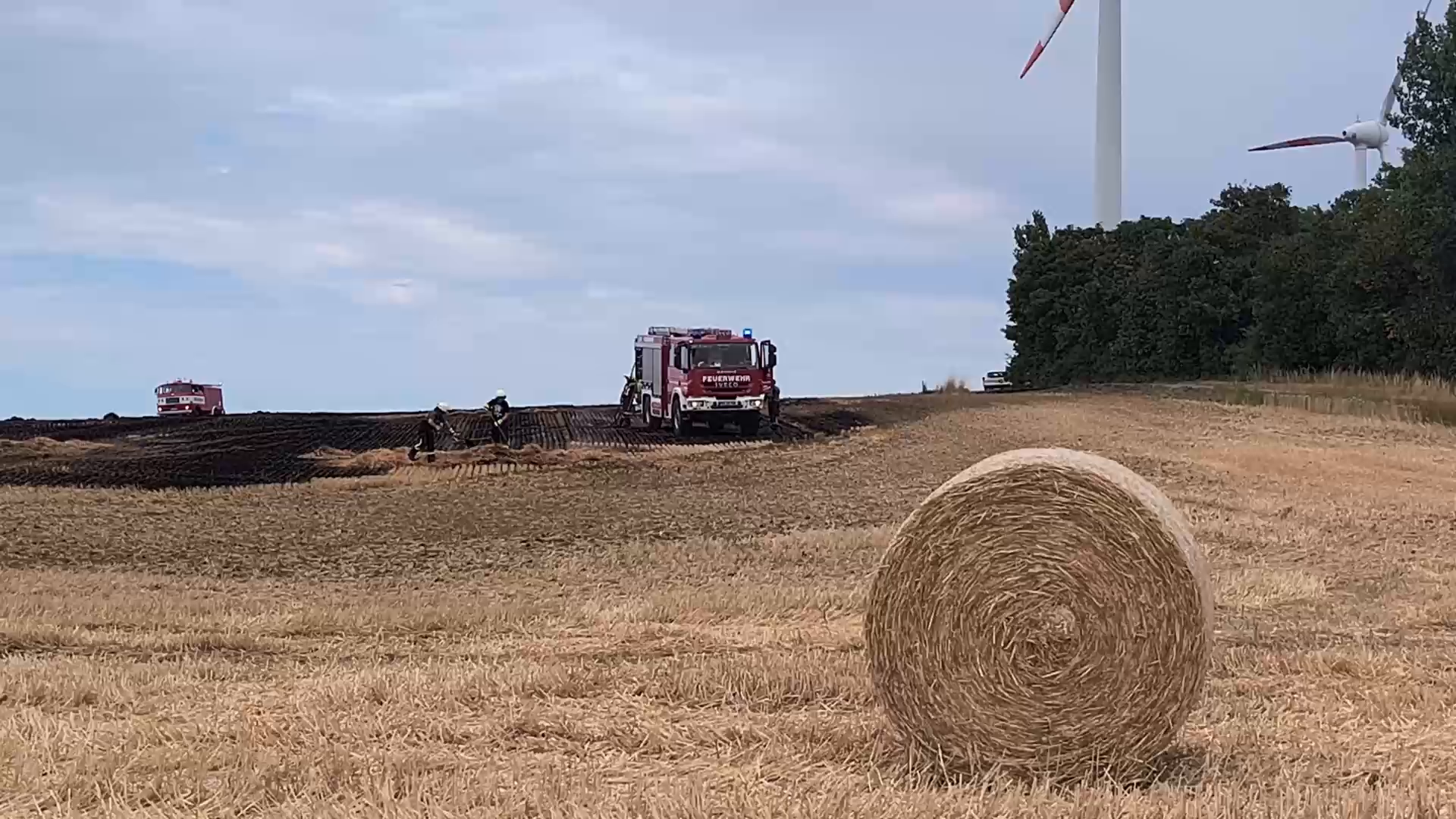 Video: Trockenheit und Wind begünstigen Ausbreitung von Stoppelackerbrand in Brandenburg