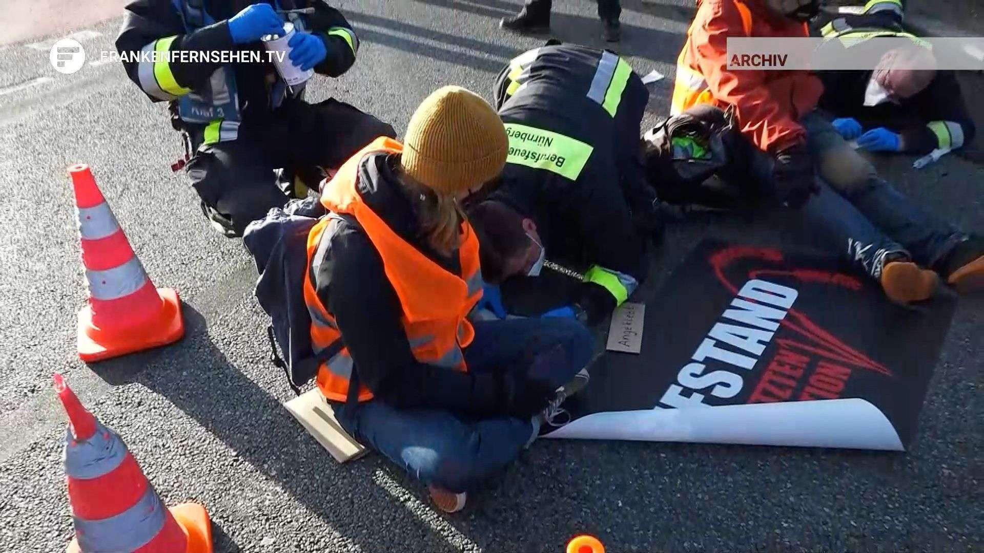 Urteilsverkündung: Klimaaktivisten klebten sich auf Jansenbrücke