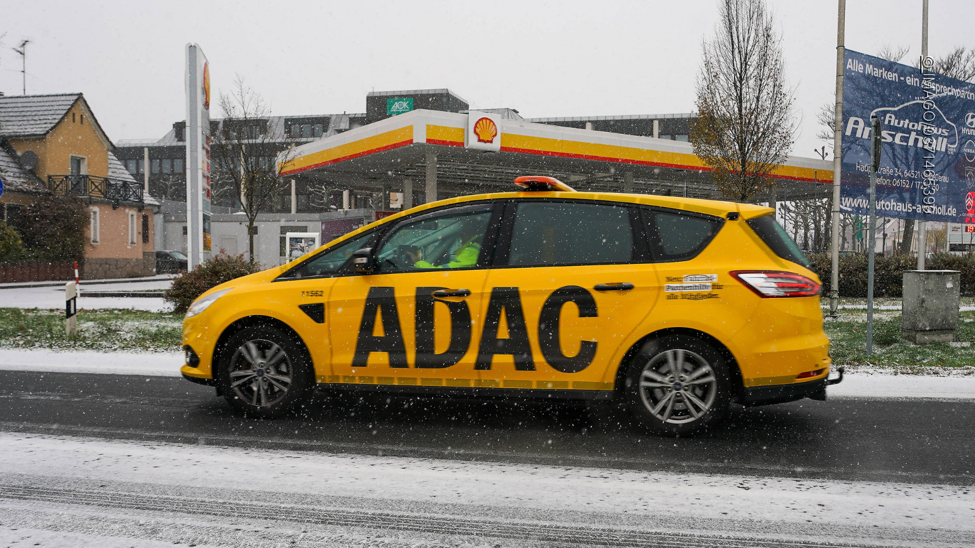 Wintereinbruch in Deutschland: ADAC gibt Tipps für die Fahrt auf Schnee und Eis