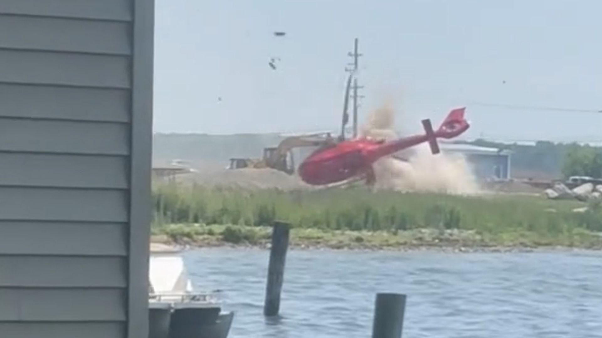Schockierender Moment: Hubschrauber überschlägt sich und stürzt bei der Landung in der Nähe von Waterfront ab