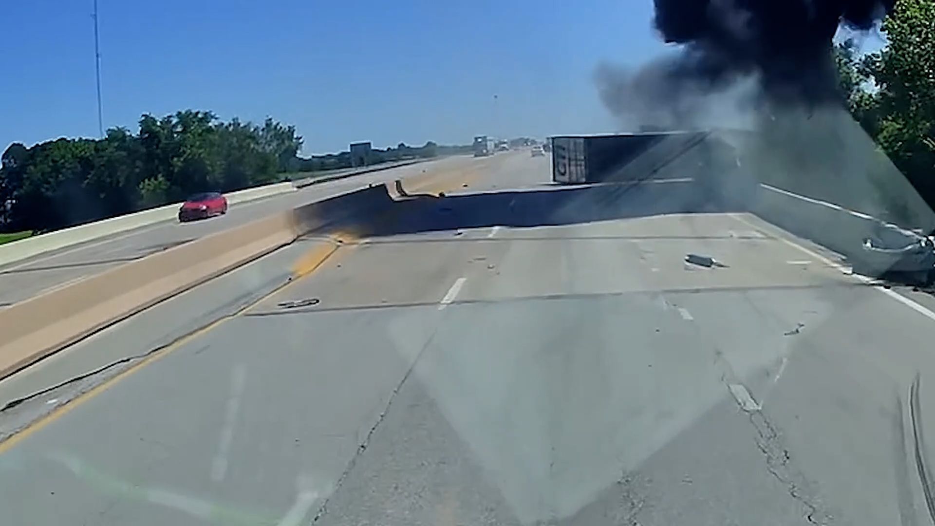 Video: Dashcam zeigt Explosion eines Sattelschleppers nach Kollision mit Geisterfahrer