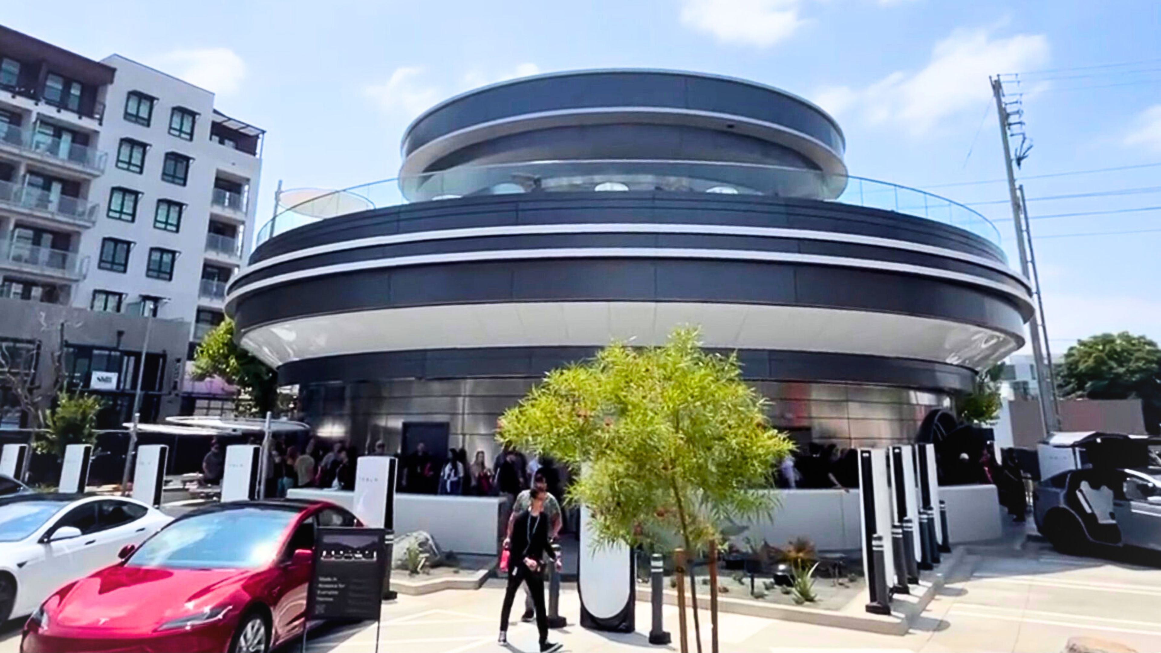 Video: Einblicke in Elon Musks Tesla-Diner: Roboterservice und Cybertruck-Burger im Test