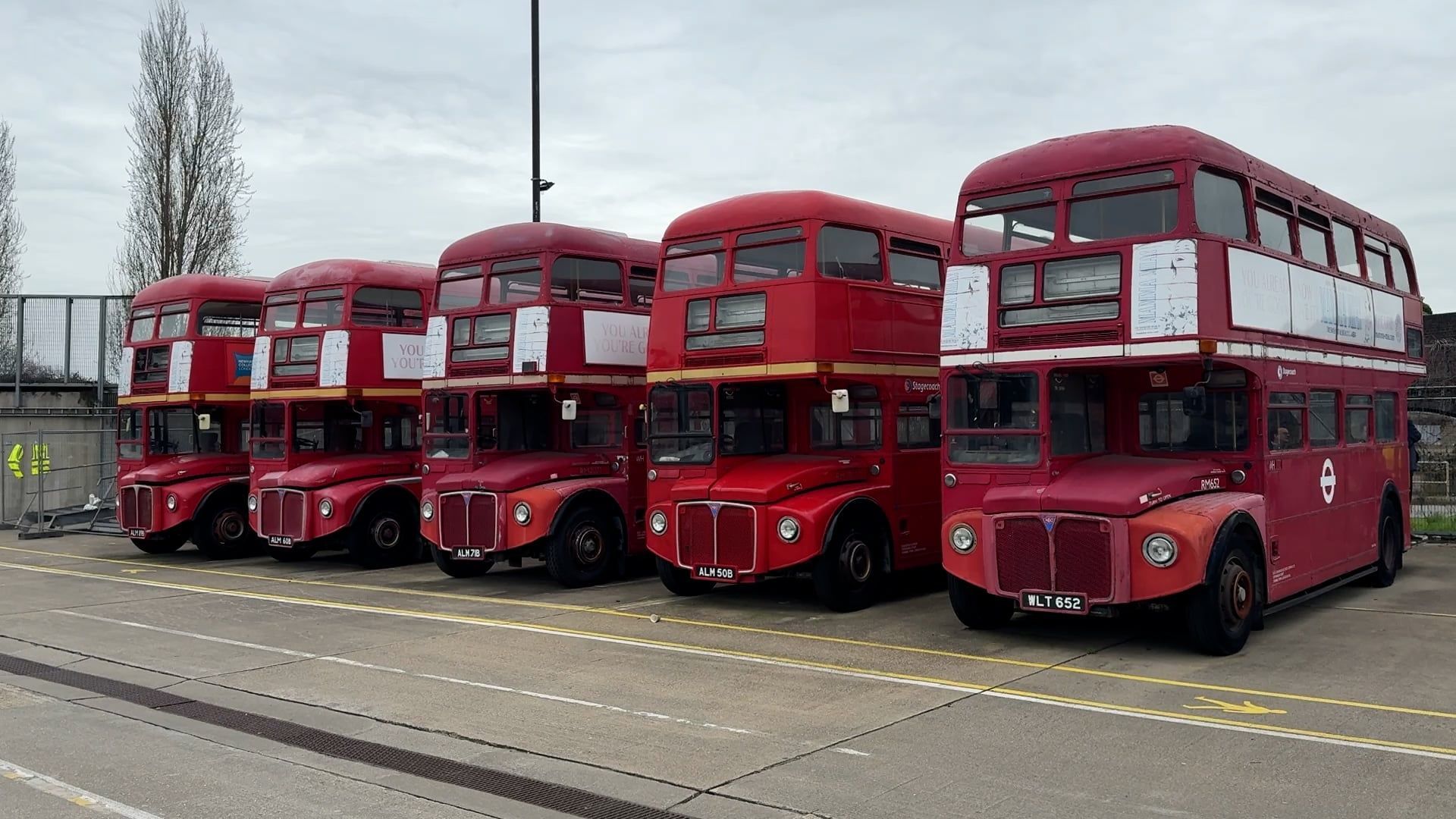 Video: Die letzten der legendären Doppeldeckerbusse werden verkauft