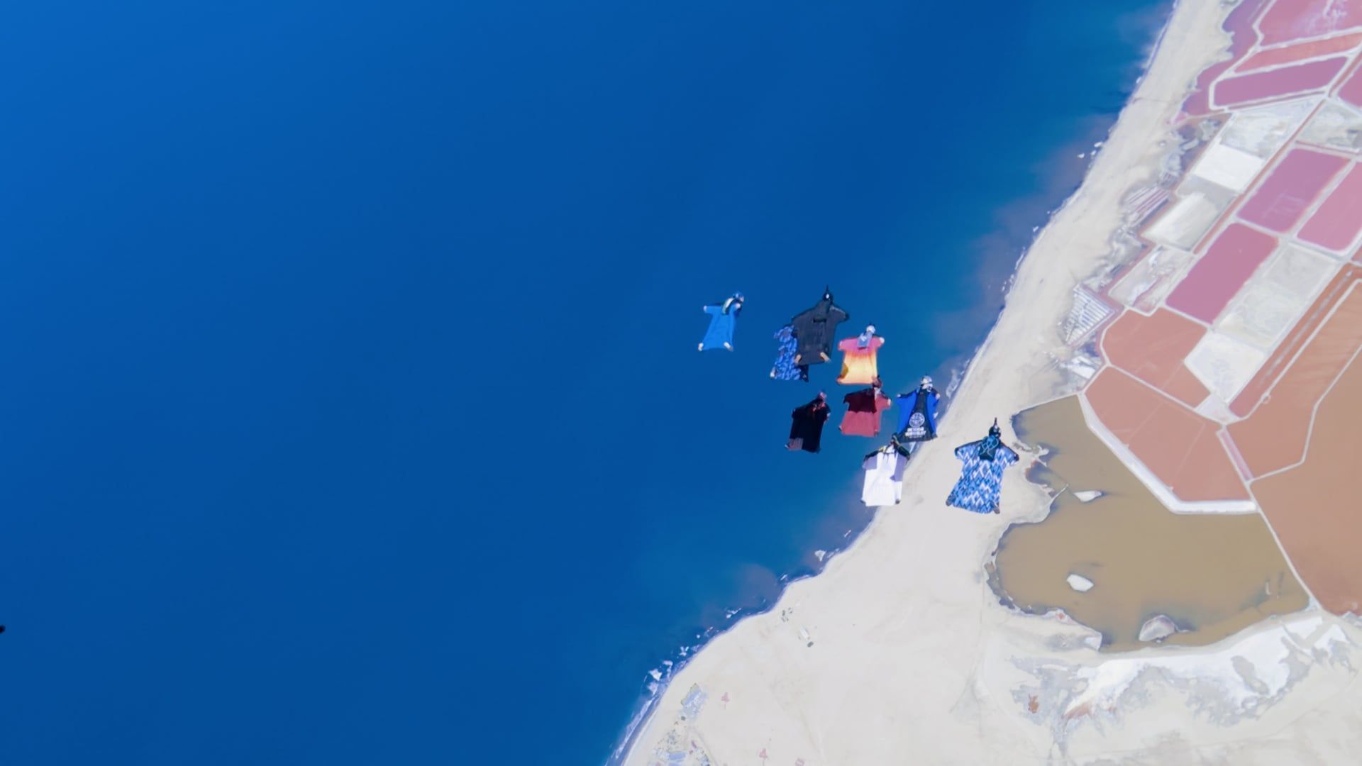 Video: Unglaublicher Moment: Wingsuit-Fallschirmspringer springen zum ersten Mal über namibische Salzpfannen