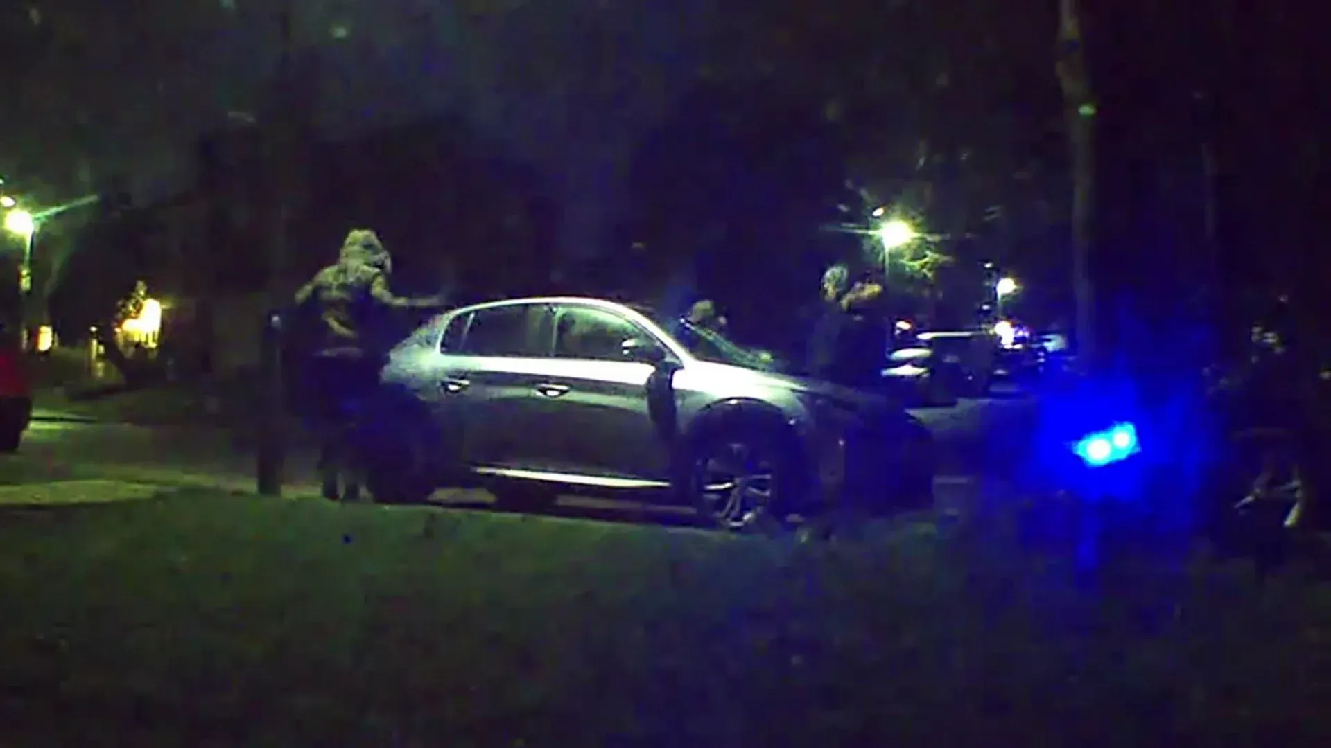 Video: Auto eines Mannes wird bei „Verwechslung“ von Schlägern zertrümmert