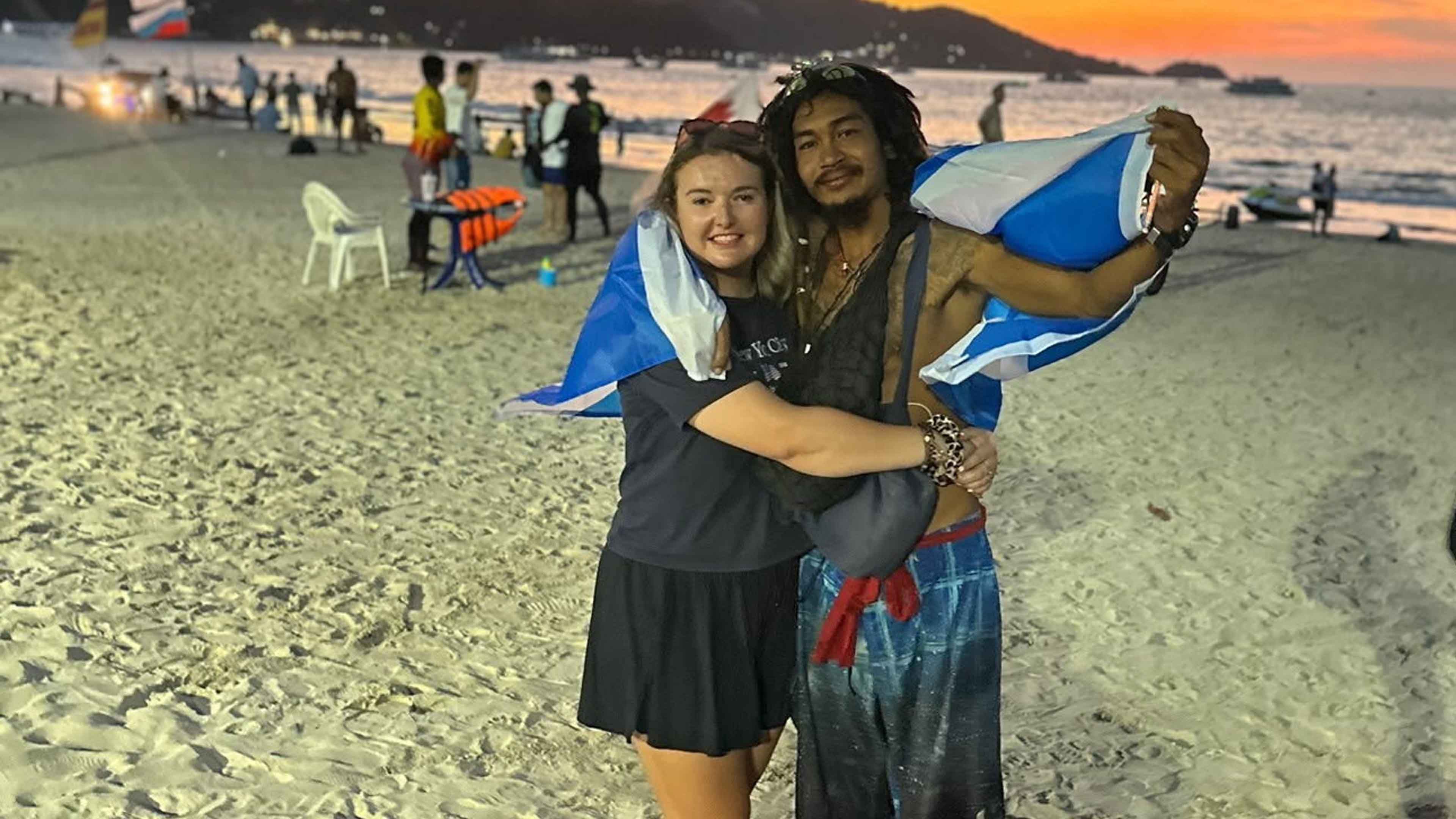 Video: Amerikanischer Tourist droht eine Haftstrafe von 10 Jahren in Thailand, nachdem er einen Mann bei einem Jet-Ski-Streit angegriffen hat