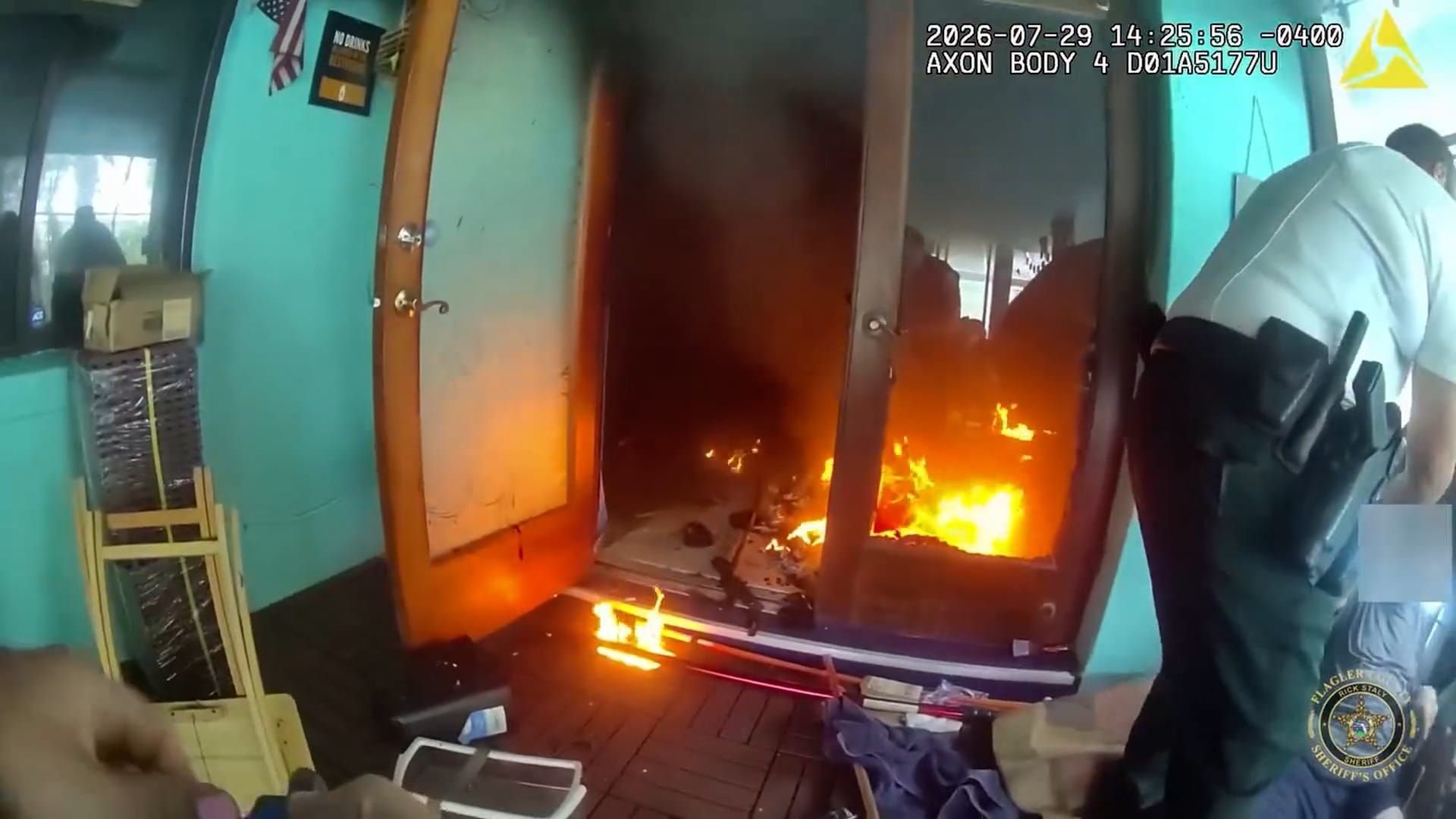 Video: Polizei rettet Hausbesitzer, der bei einem Hausbrand in Florida in der Nähe der Flammen eingeschlossen war