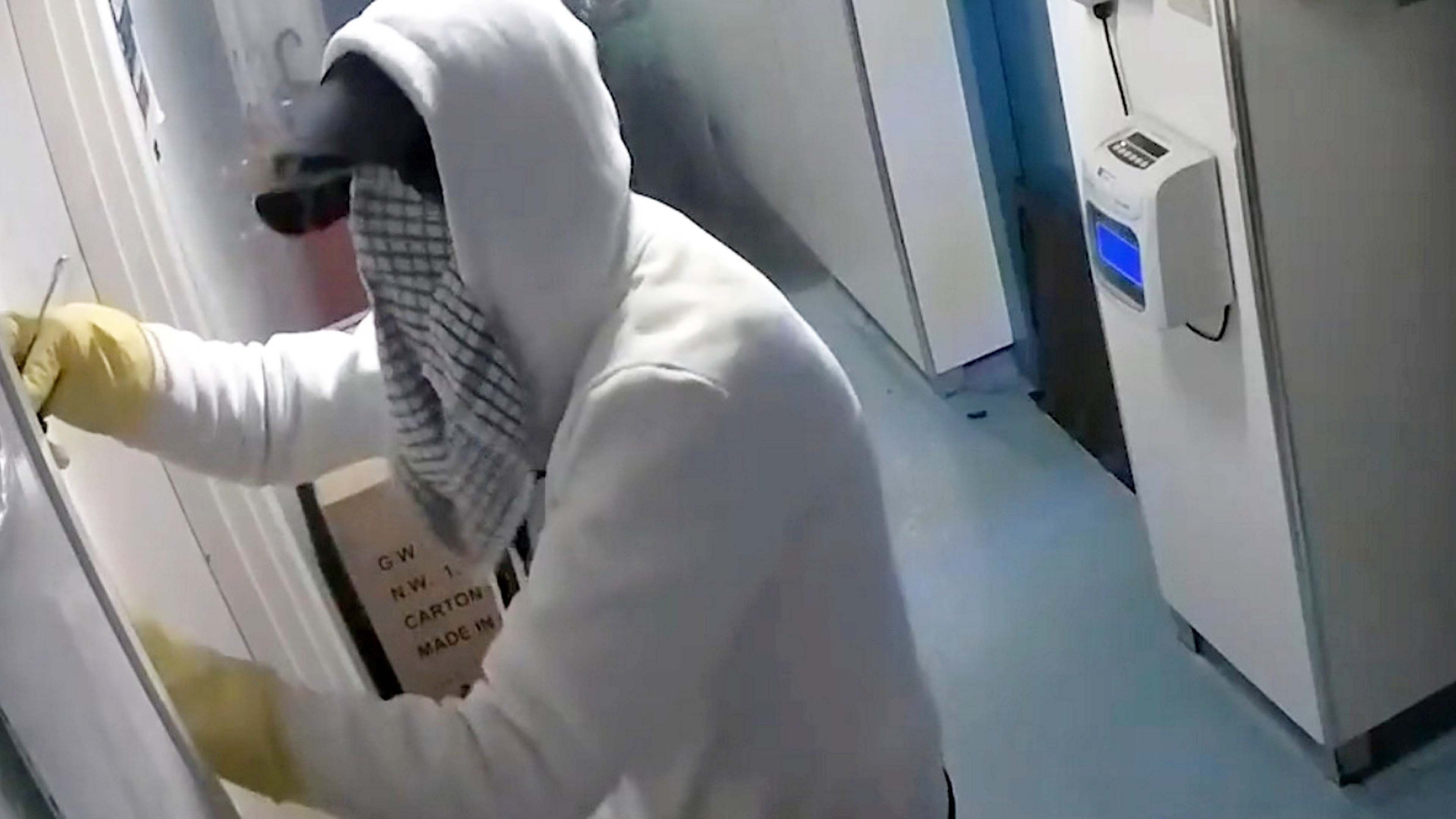 Video: Einbrecher gefasst, weil er bei einem Einbruch in einem Stadion ein Geschirrtuch zurückließ
