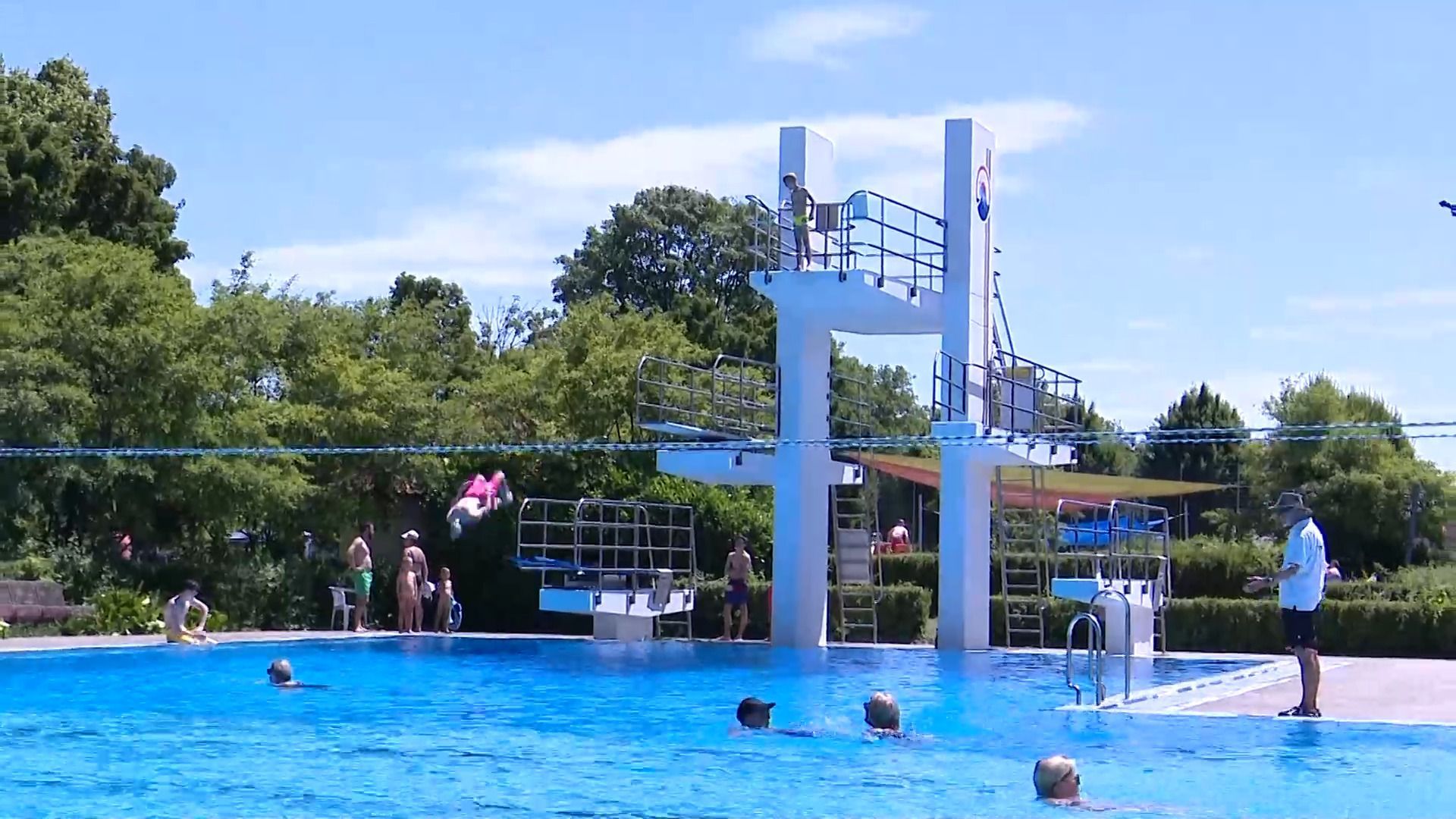 Video: Abkühlung gefällig? Großer Ansturm auf Freibäder der Region