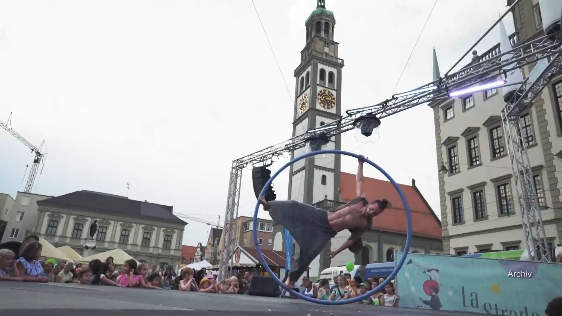 Video: La Strada eröffnet – Straßenkunst belebt Augsburgs Innenstadt