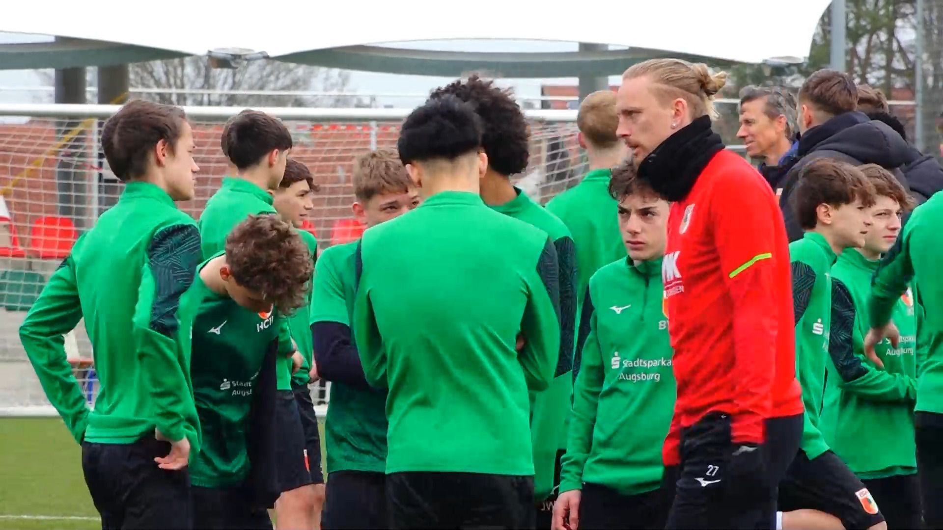 Video: Perspektivwechsel: FCA-Profis als Trainer für den Nachwuchs