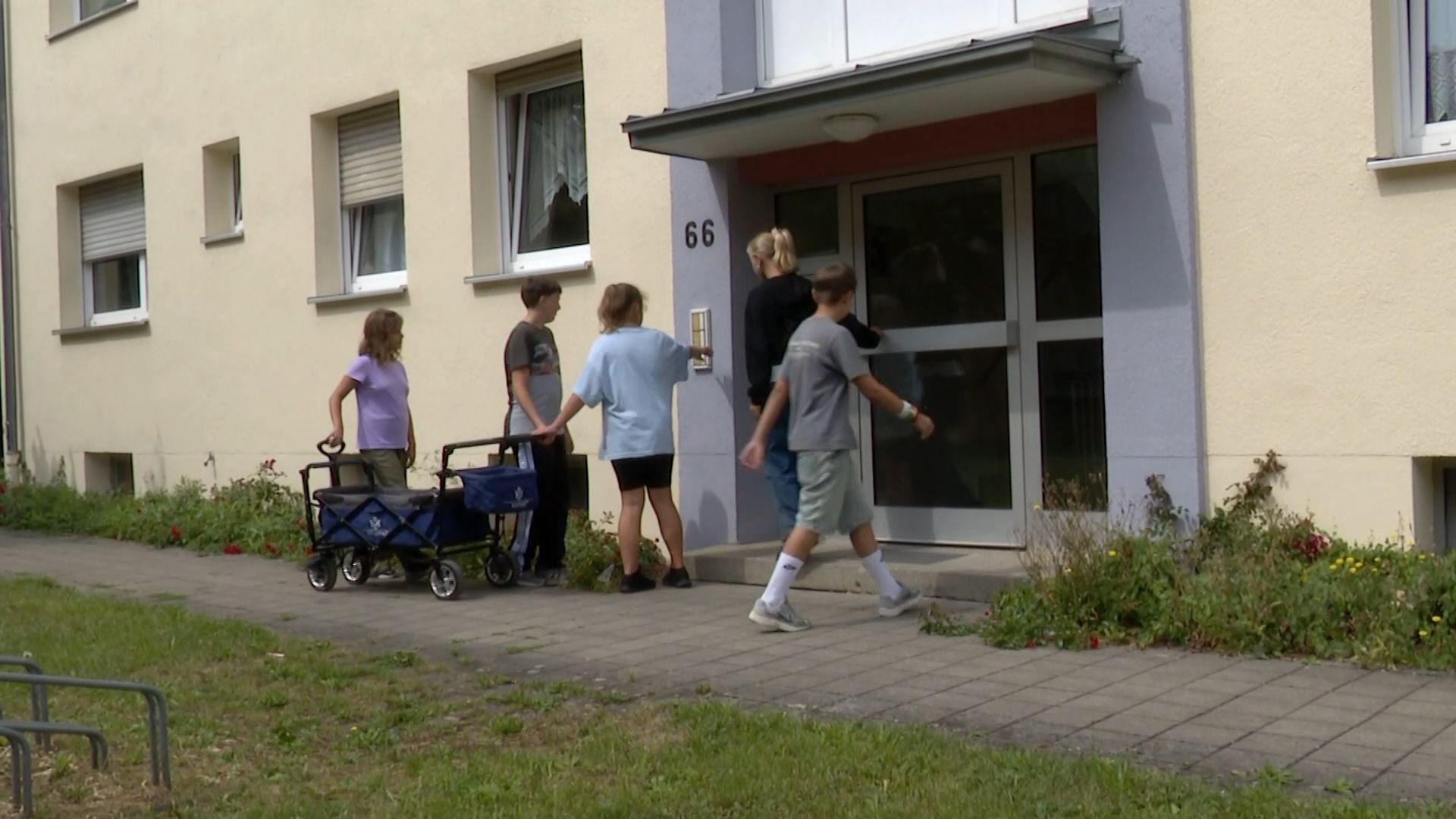 Video: Mit dem Bollerwagen gegen Elektroschrott - Schüler sammeln für die Umwelt