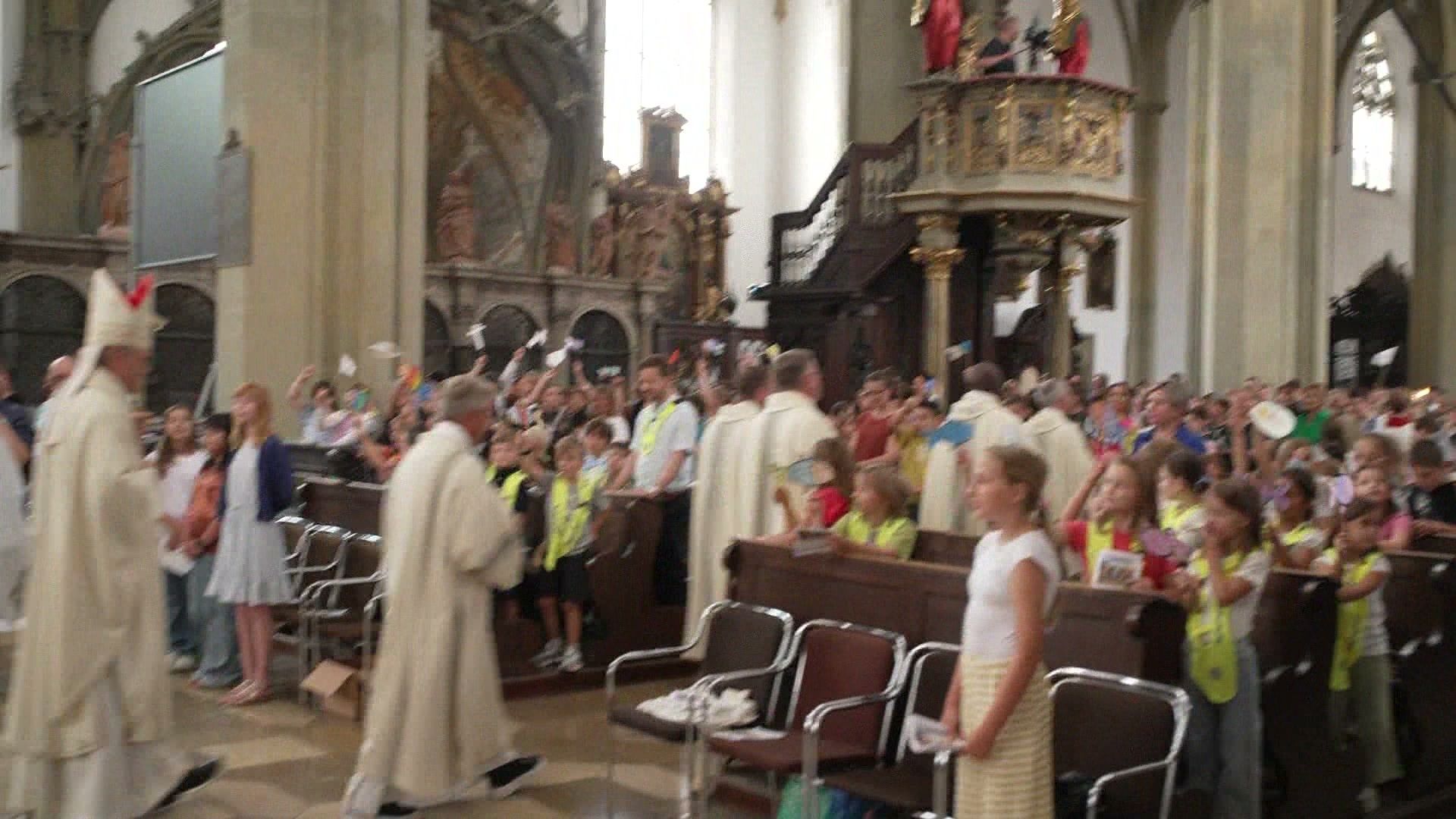 Video: Tradition bewahren - großer Andrang bei Gottesdienst während der Ulrichswoche