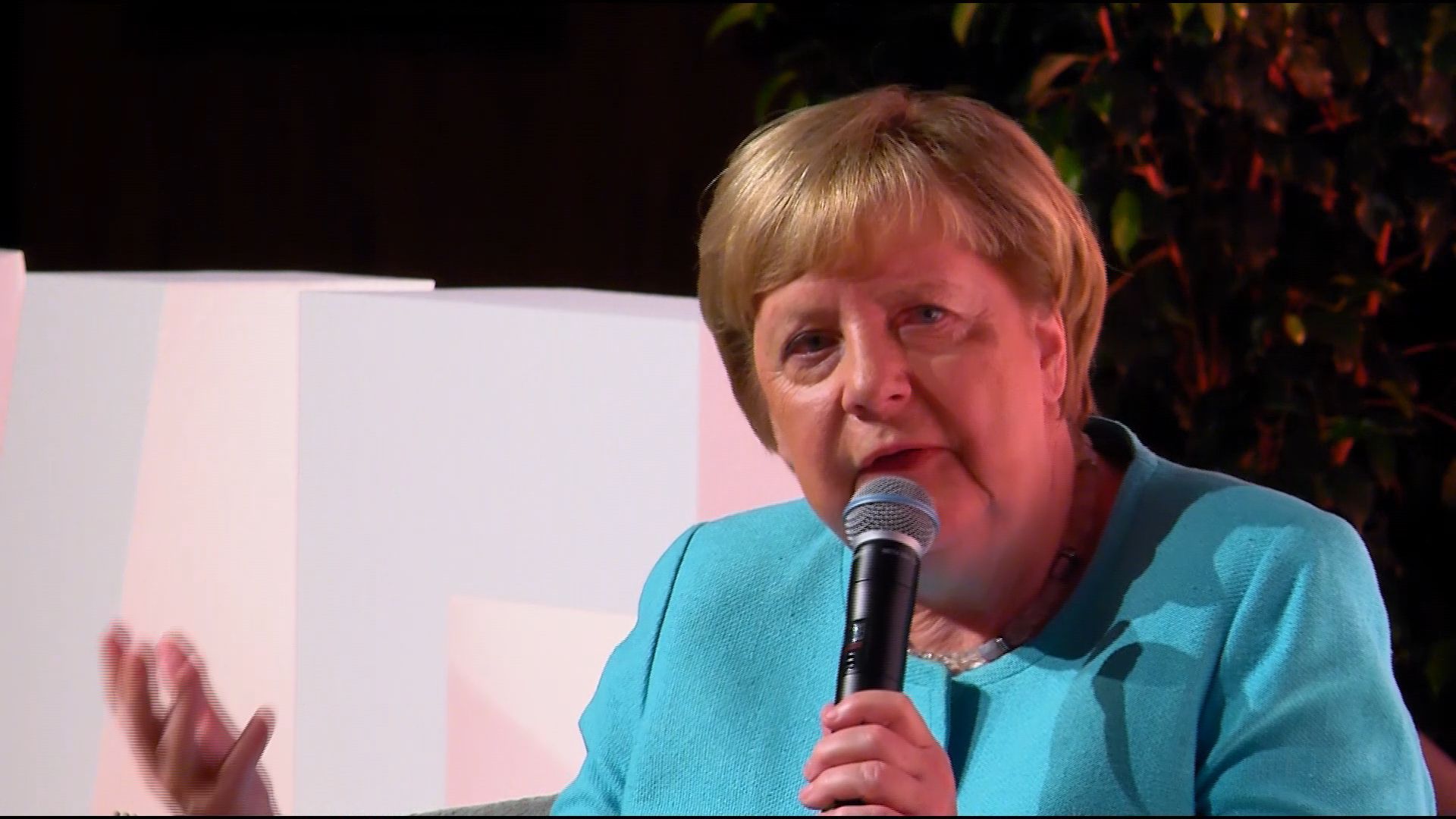 Video: Grenzöffnung: So blickt Angela Merkel auf 2015 zurück