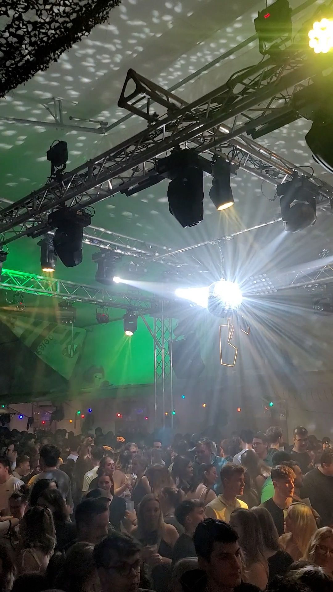 Video: 30 Grad Sand und Pool So toll war die Beach-Party in Sielenbach