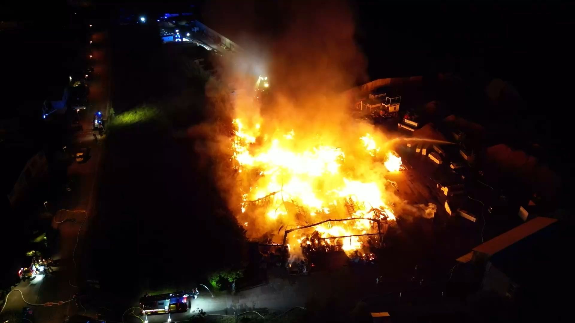 Video: Lagerhalle in Flammen: Großbrand in Marxzell