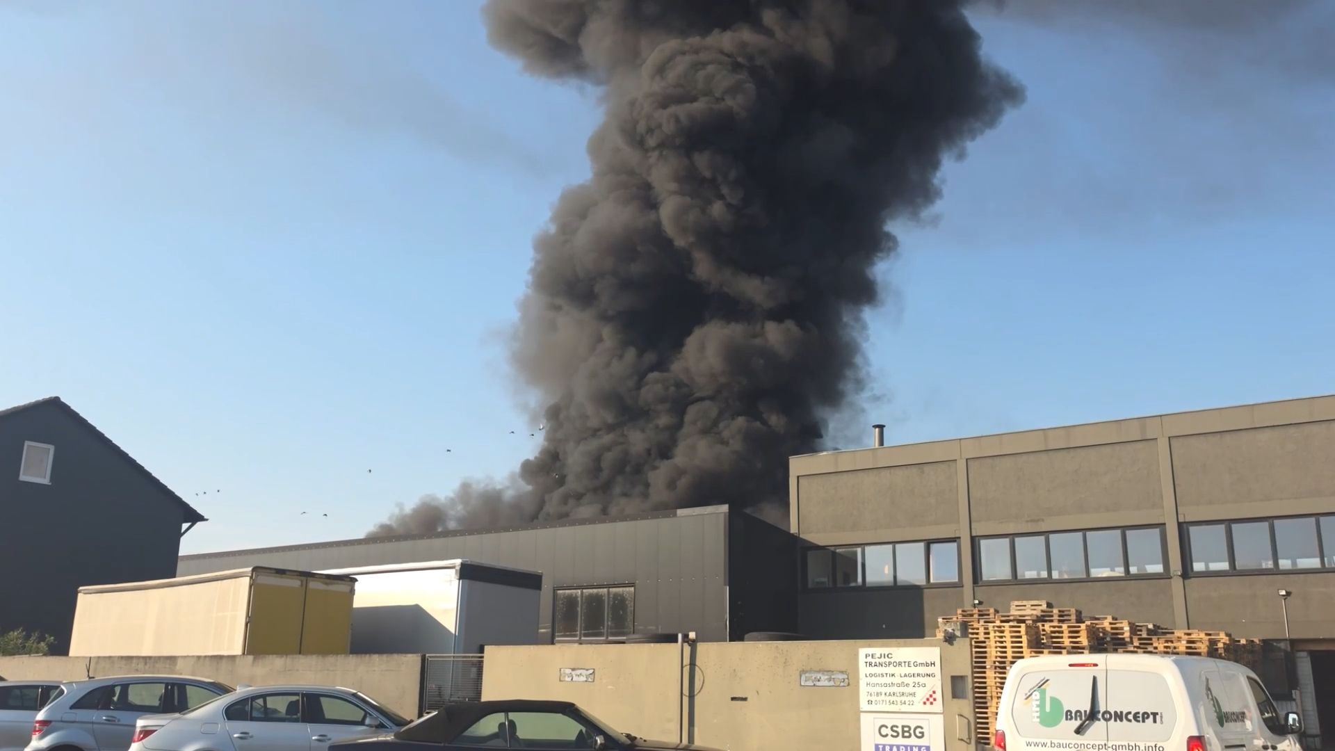 Incendie majeur : Colonne de fumée au-dessus du port fluvial de Karlsruhe