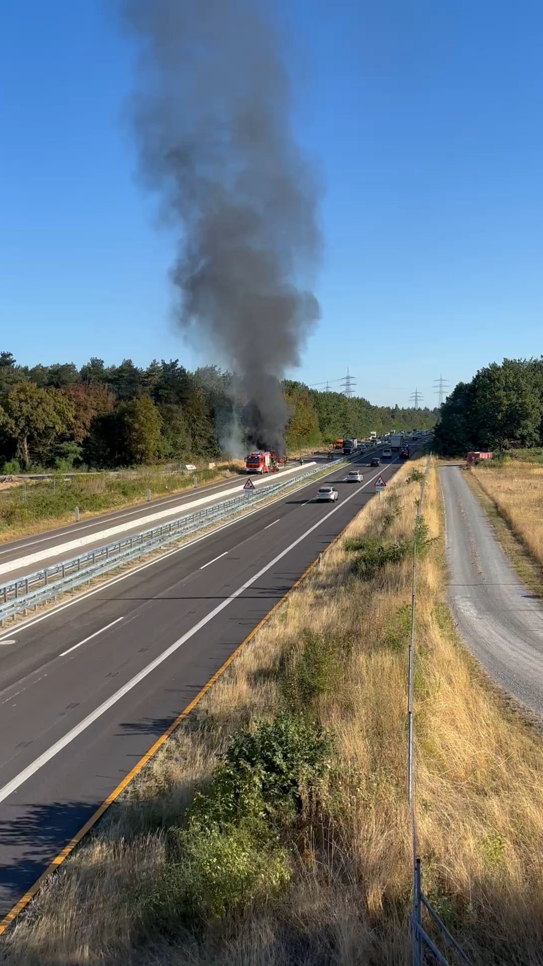 Video: Fahrzeug brennt auf der B36 zwischen Leopoldshafen und Eggenstein