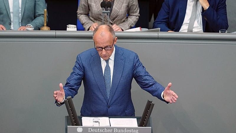 Video: Bundestag: Merz wirft AfD "ethnische Säuberung" vor, Weidel ruft "Schwarzrot ist vorbei"
