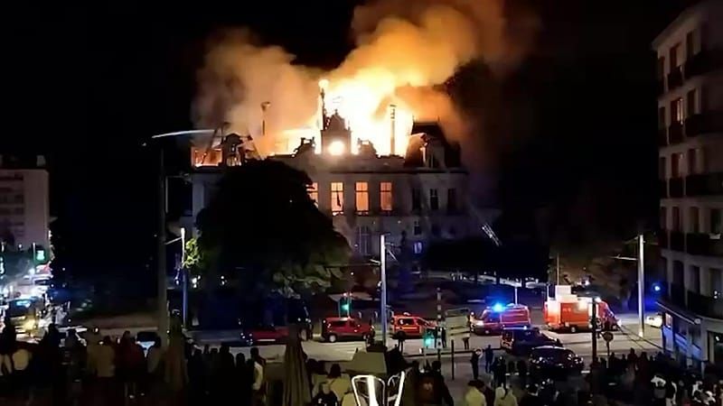 Video: Historisches Rathaus von Limoges steht bei Protesten in Frankreich in Flammen