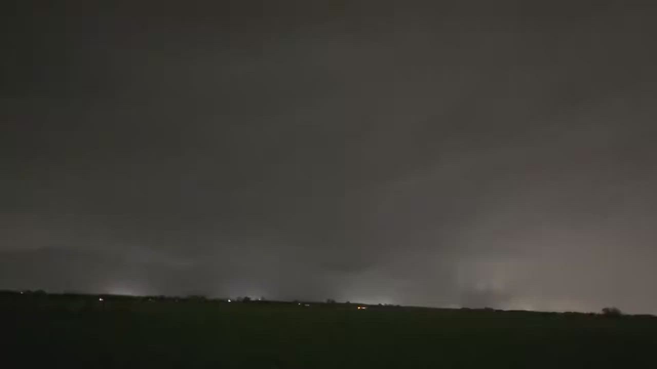 Video: USA: Tornadosirenen heulen, während schwere Stürme über Oklahoma hinwegfegen