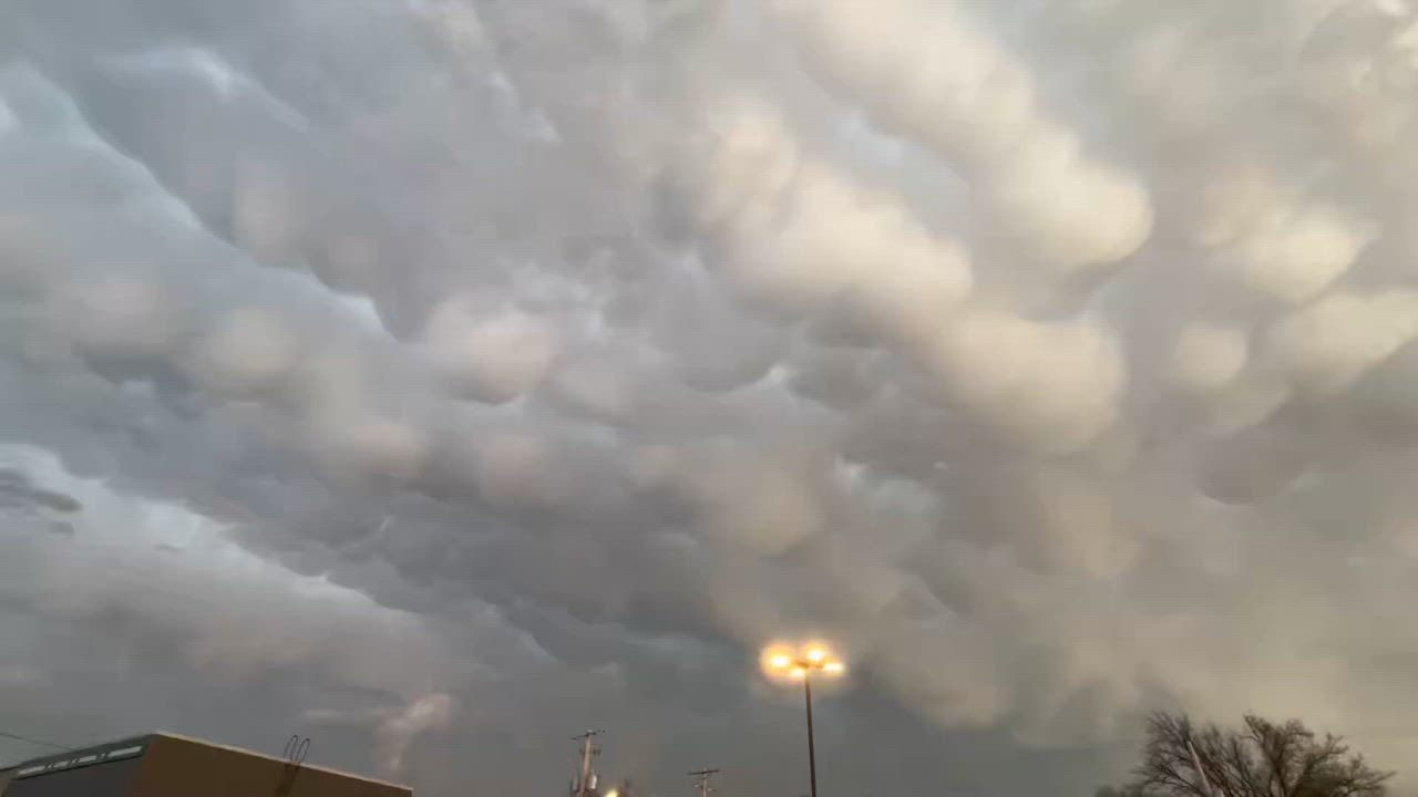 Video: US: Seltene Mammatuswolken über Beatrice, Nebraska gesichtet