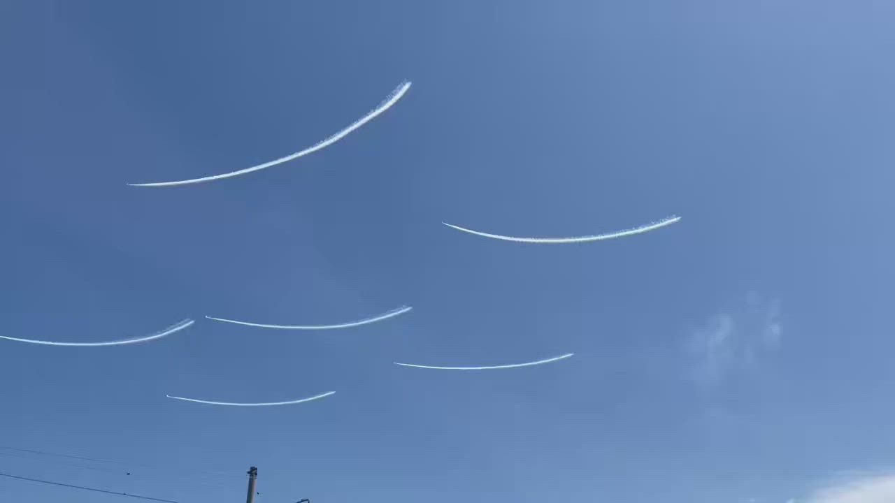Video: Japan: Überflug der JASDF Blue Impulse zum Gedenken an zehn Jahre seit dem Erdbeben von Kumamoto