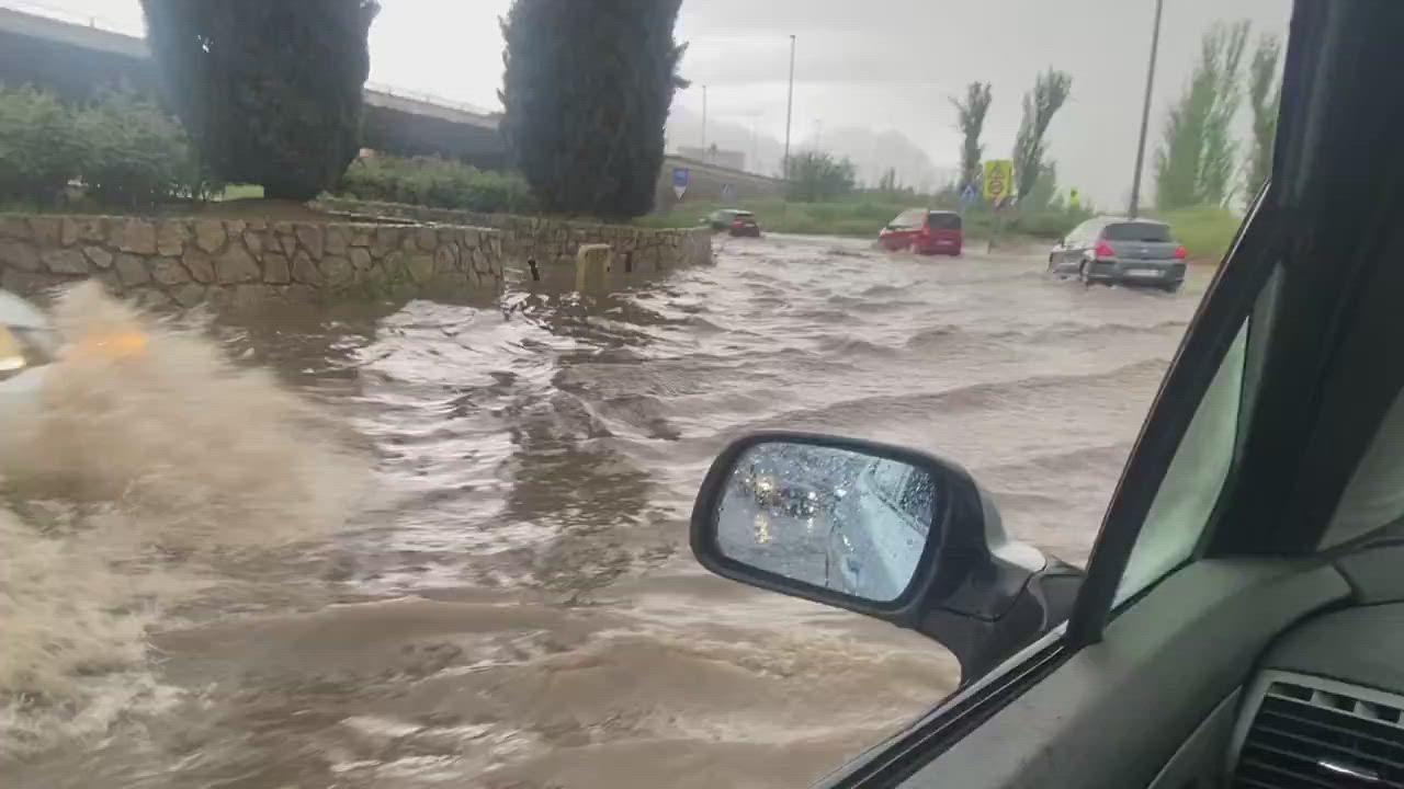 Video: Spanien: Starker Regen überflutet Straßen und beeinträchtigt Metrobetrieb in Granada
