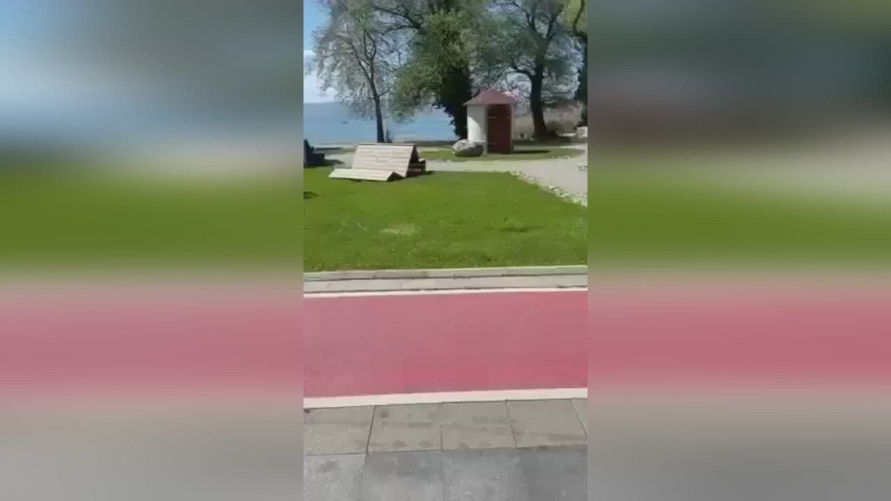 Video: Nordmazedonien: Gleitschirm prallt nach Beinaheunfall mit Mutter und Kind gegen Straßenlaternenmast