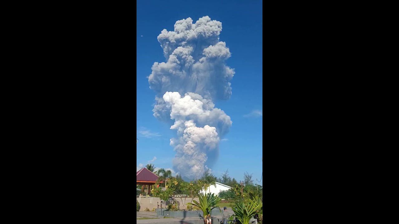 Video: Indonesien: Vulkan Dukono bricht aus, Asche steigt fast 11 Kilometer hoch