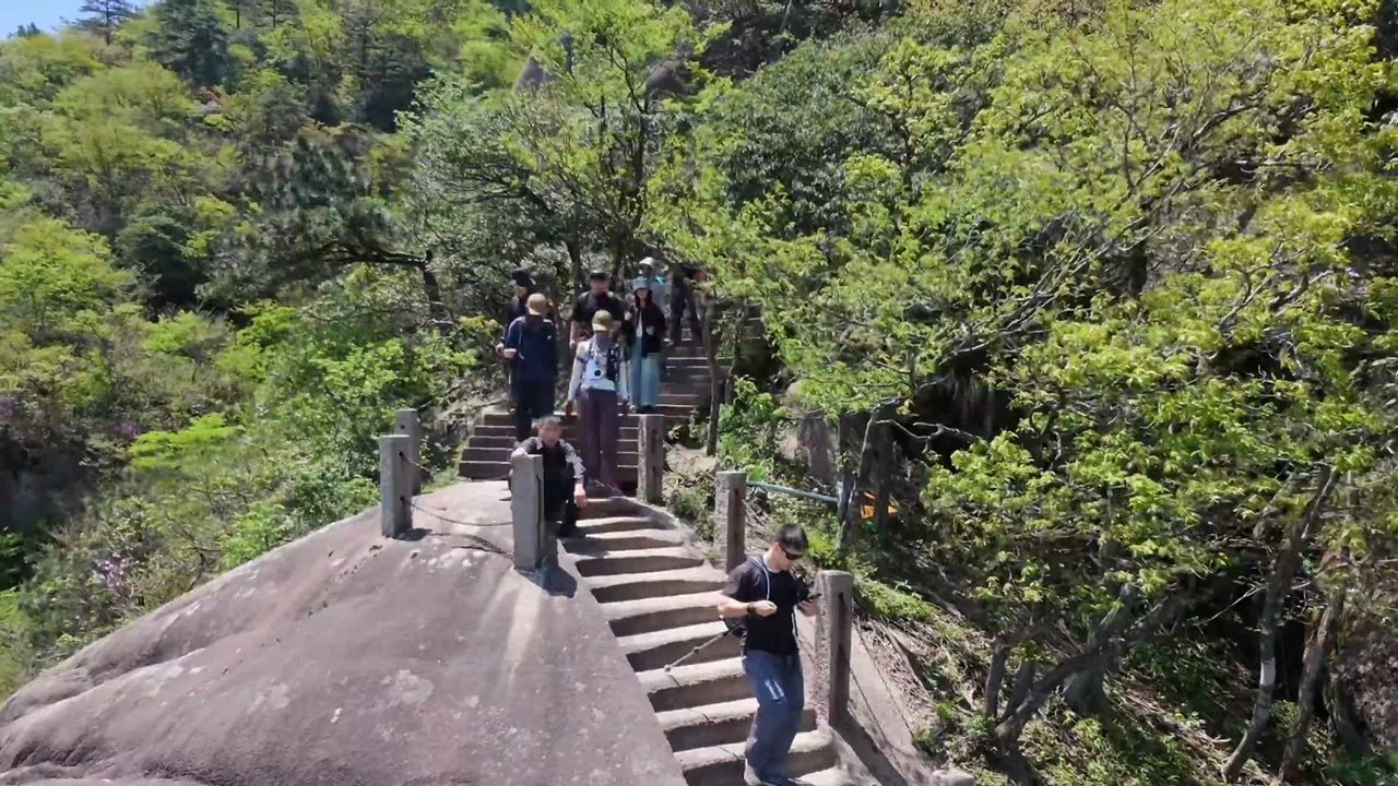 Video: China: Chinesischer Mann rettete stürzende Touristin, indem er sie auf gefährlichem Bergabweg festhielt