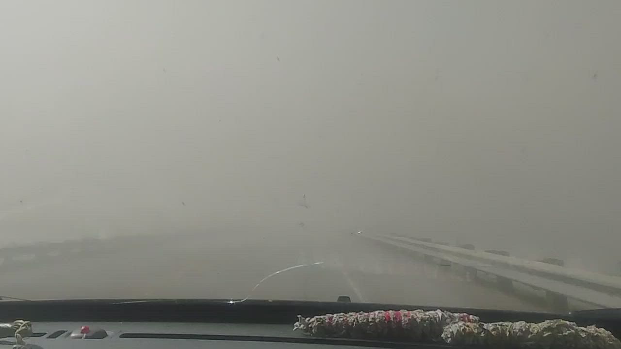 Video: Kanada: Aufgewirbelter Staub verringert Sicht entlang einer Autobahn in Alberta während Windwarnung