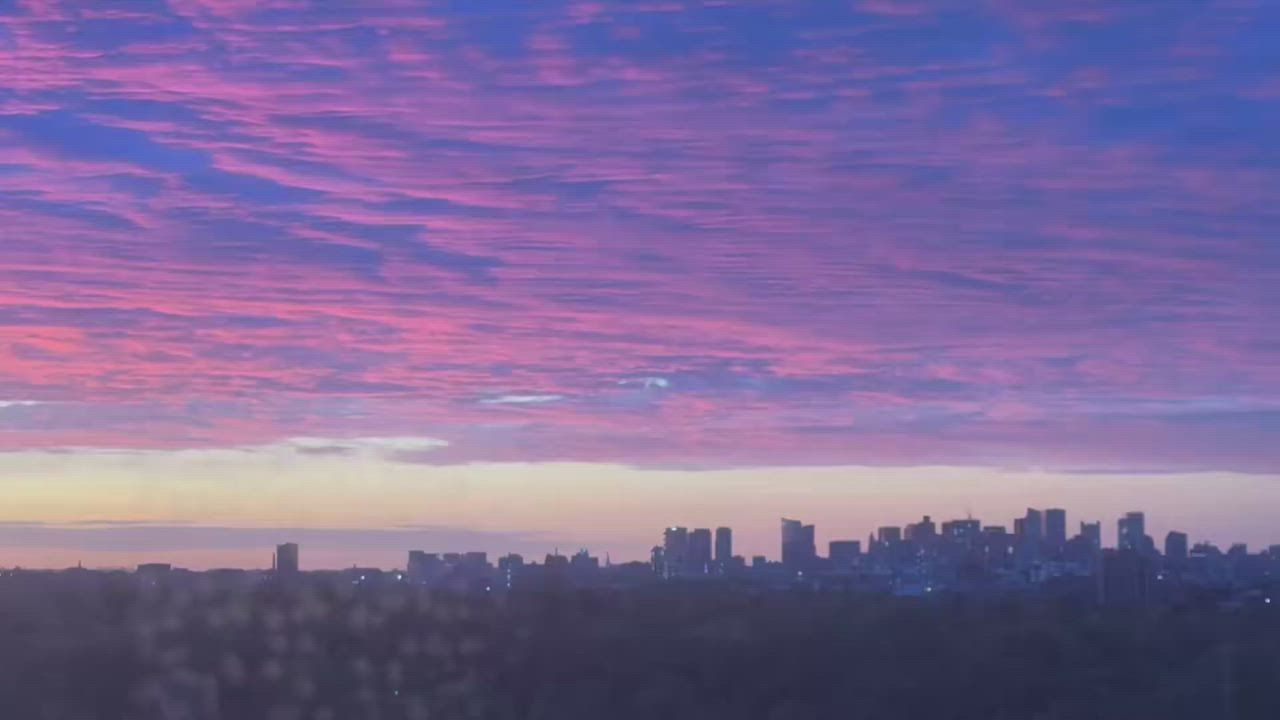 Video: USA: Leuchtender Sonnenaufgang spiegelt sich über einem Fluss in Cambridge, Massachusetts, USA