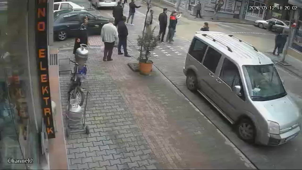 Türkiye: MOMENT – Überwachungsvideo zeigt, wie eine Sturzflut einen Bezirk im Norden der Türkei in Minuten überschwemmt