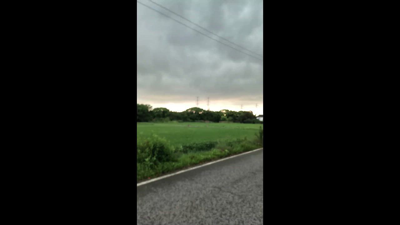 Video: China: Chinesischer Mann filmt Blitzeinschlag knapp vor sich