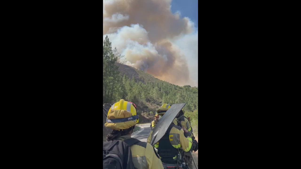 Video: Spainien: Waldbrand flammt an spanischem Hang erneut auf, Feuerwehr eilt zum Einsatz