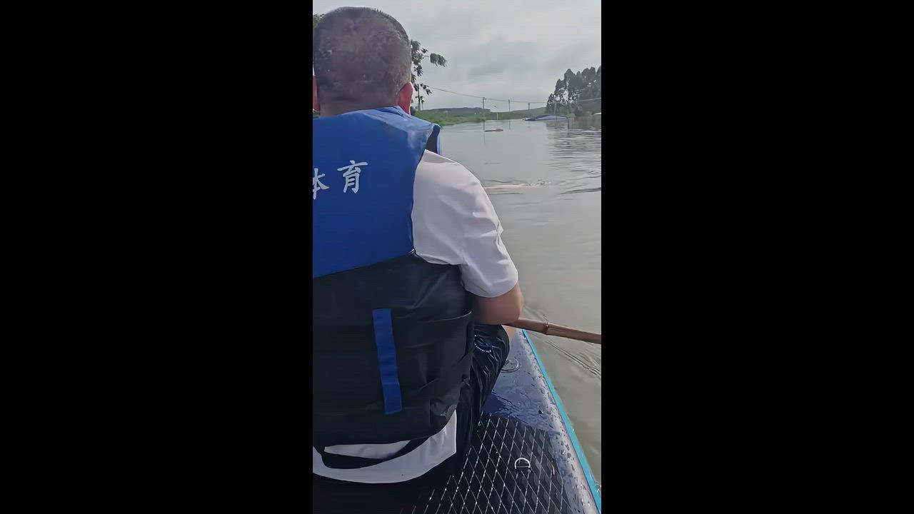 Video: China: Schwimmendes Schwein während Überschwemmungen in Guangxi gesichtet