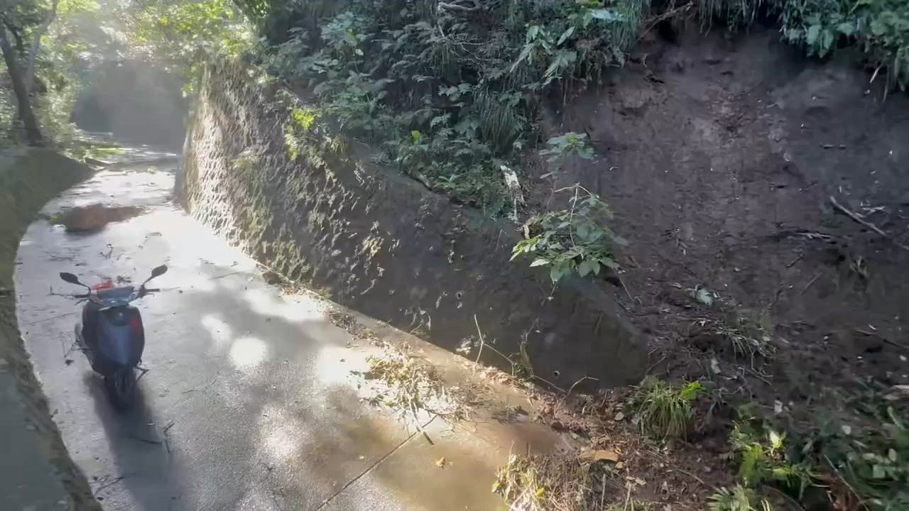 Video: Japan: Taifun Dujuan löst in der Kanto-Region Erdrutsche aus