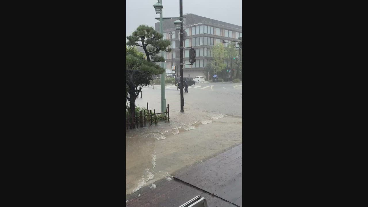 Video: Japan: Starkregen überflutet Straßen und Kreuzungen während Taifun Dujuan in Kamakura